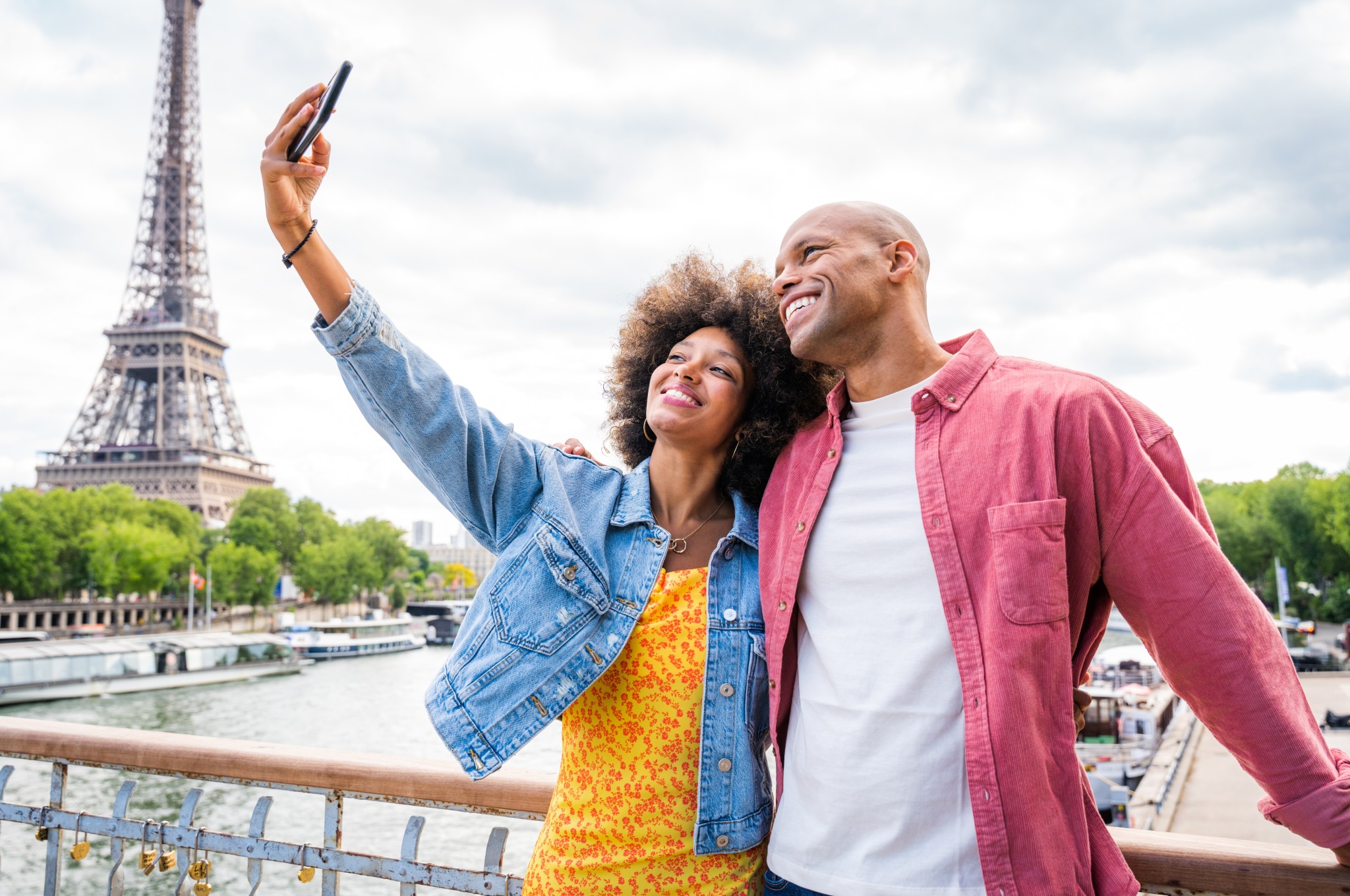 Casal em Paris, em frente a Torre Eiffel