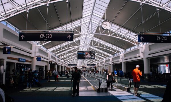 Foto de pessoas em um aeroporto