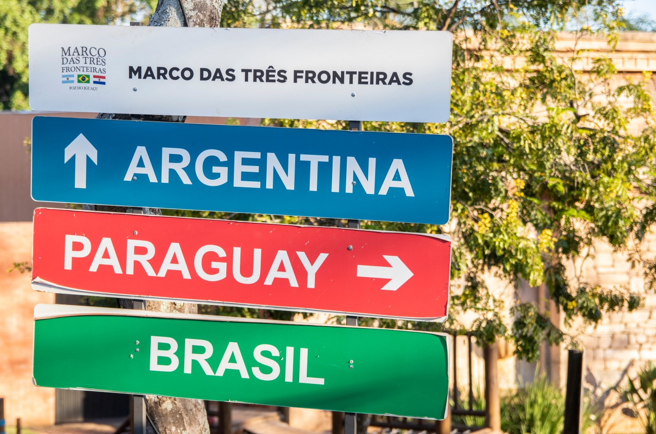 Placa das três fronteiras em Foz
