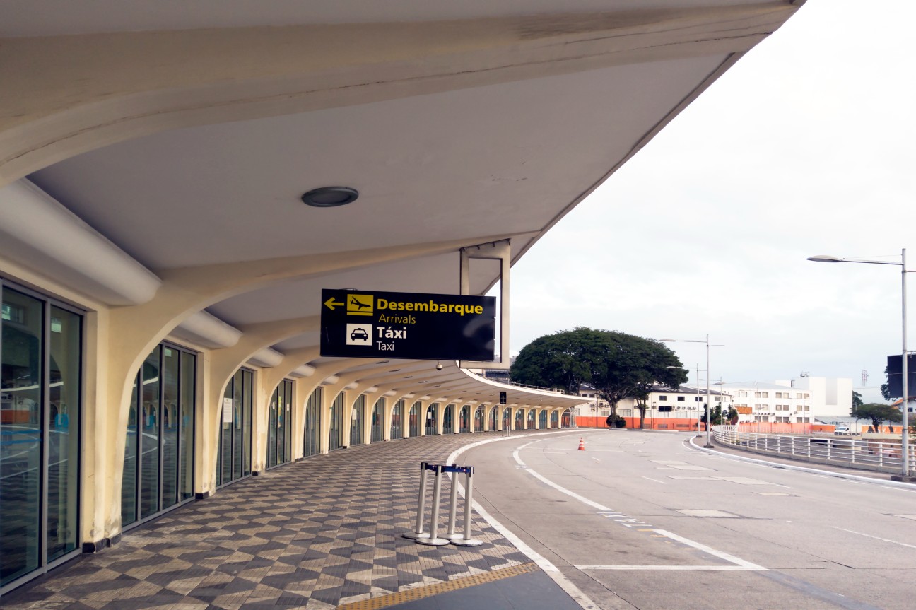 Imagem da área externa do aeroporto de Congonhas, SP
