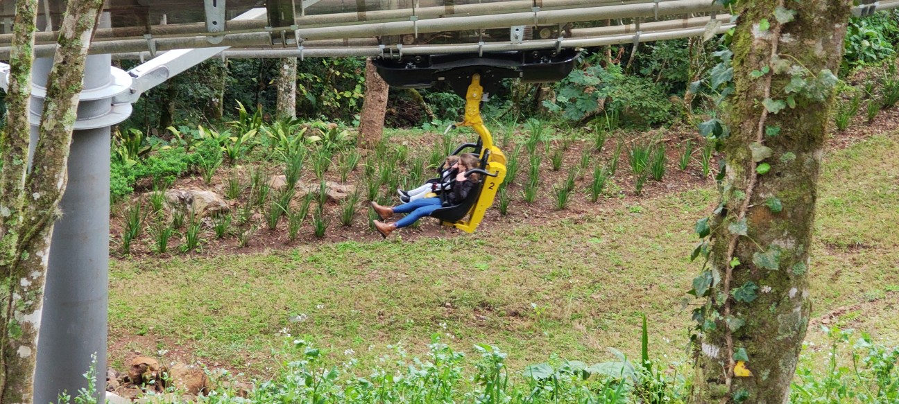Criança e mulher no Aerozum, em Gramado