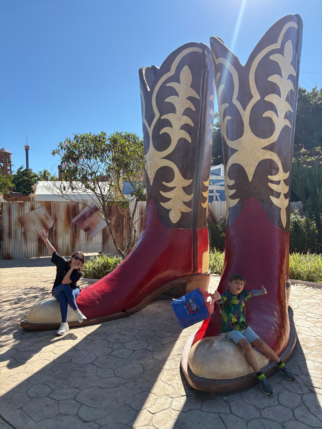 Imagem de uma mulher e uma criança na Bota Gigante na área do Cowboyland-BCW